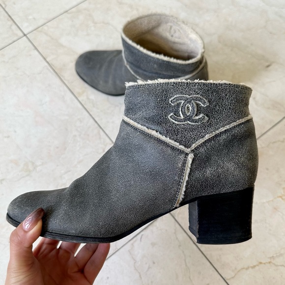 Chanel CC Grey Shearing Ankle Boots Booties 38.5 - Picture 9 of 9